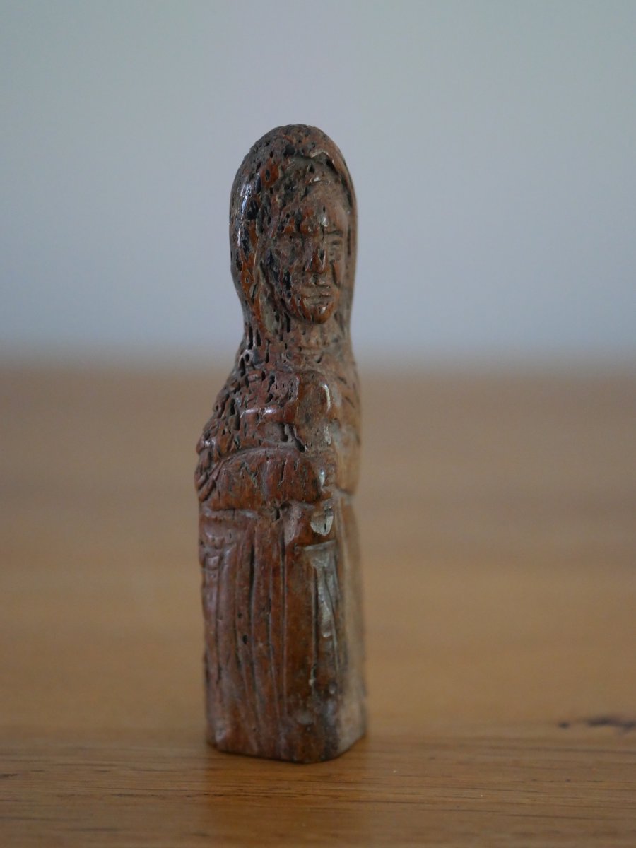 Statuette médiévale représentant une sainte à la croix – Manche de couteau, XIVe-XVe siècle-photo-2