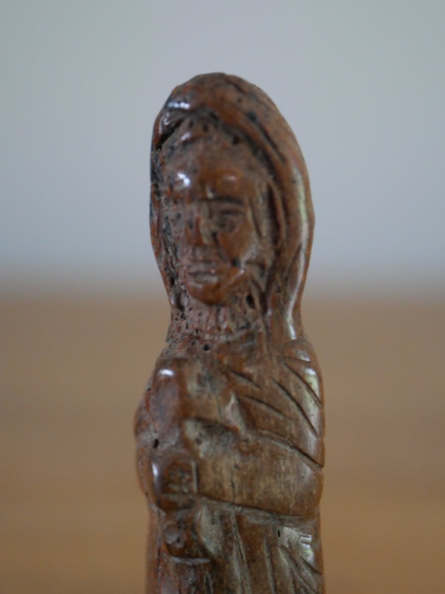 Statuette médiévale représentant une sainte à la croix – Manche de couteau, XIVe-XVe siècle-photo-3