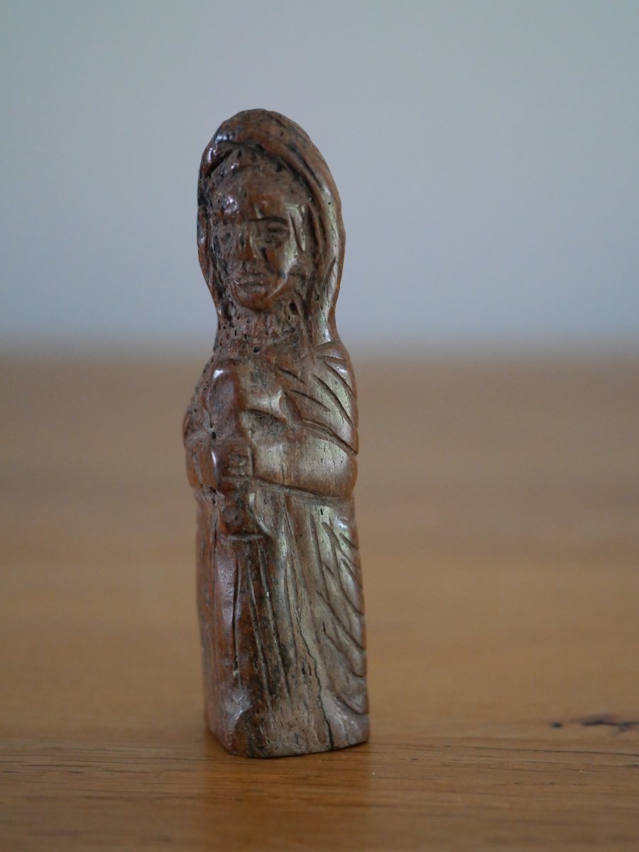 Statuette médiévale représentant une sainte à la croix – Manche de couteau, XIVe-XVe siècle