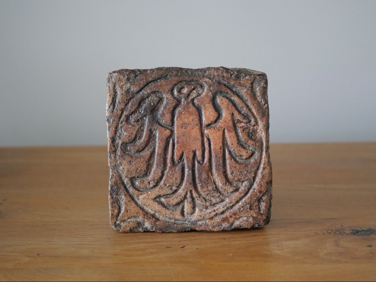 Carreau de pavement médiéval germanique du XIIIe siècle à décor d’aigle héraldique, gothique