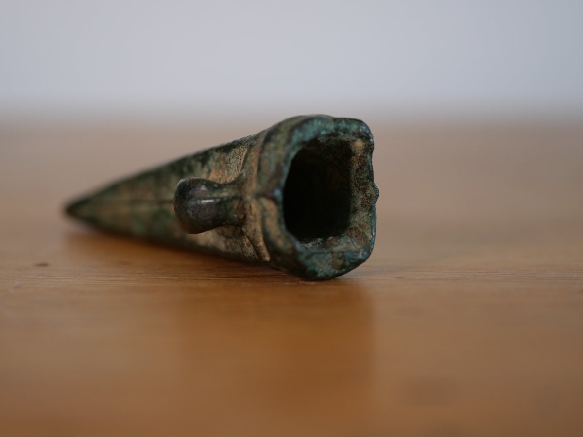 Petite hache à douille et anneau latéral – Âge du Bronze final, protohistoire, archéologie-photo-1