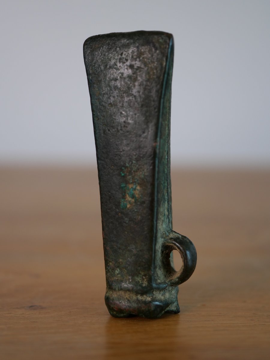 Petite hache à douille et anneau latéral – Âge du Bronze final, protohistoire, archéologie