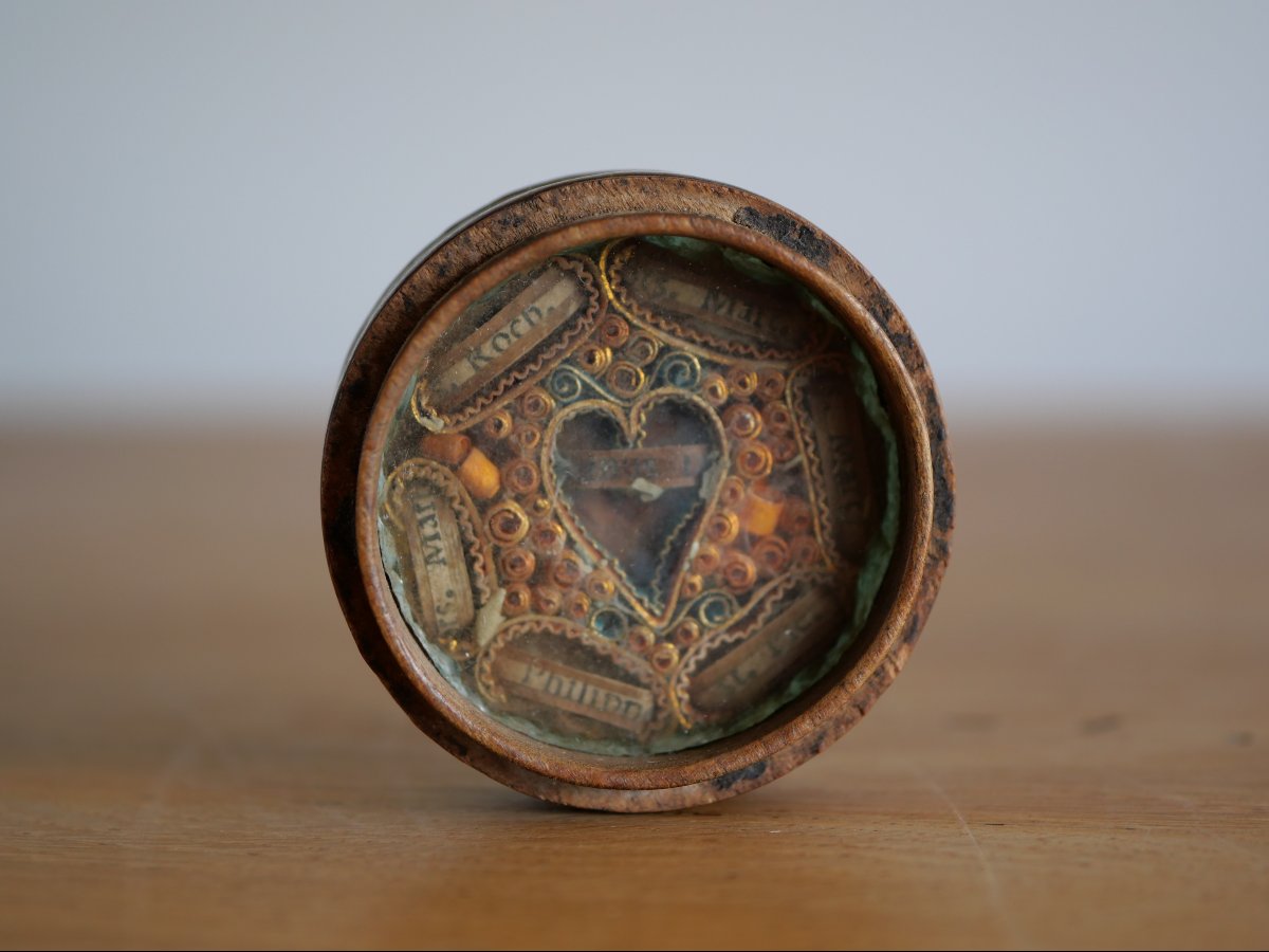 Petit reliquaire de couvent en bois tourné et reliques de saints – XVIIIe siècle 