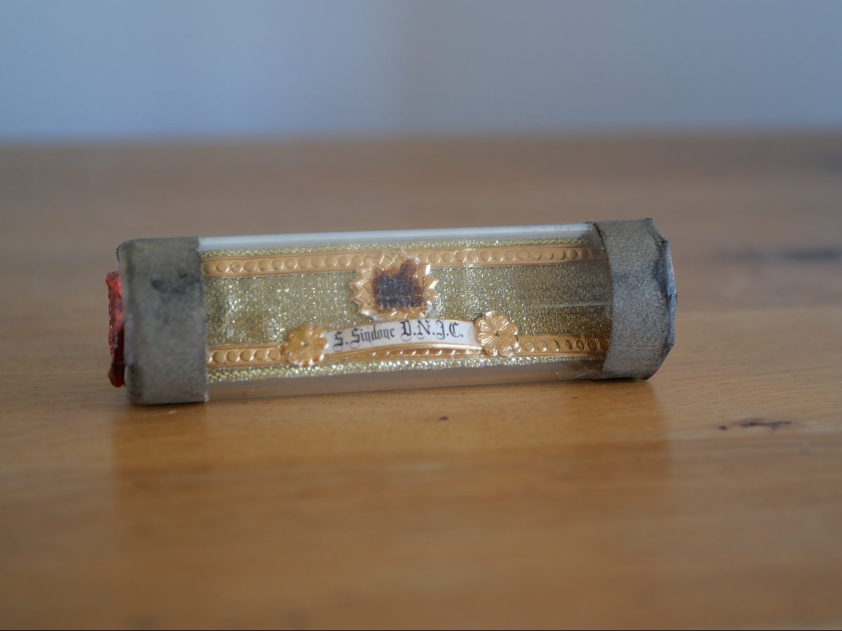 Reliquaire scellé contenant une relique du Saint-Suaire – XIXe siècle, sceau Cardinal Portanova