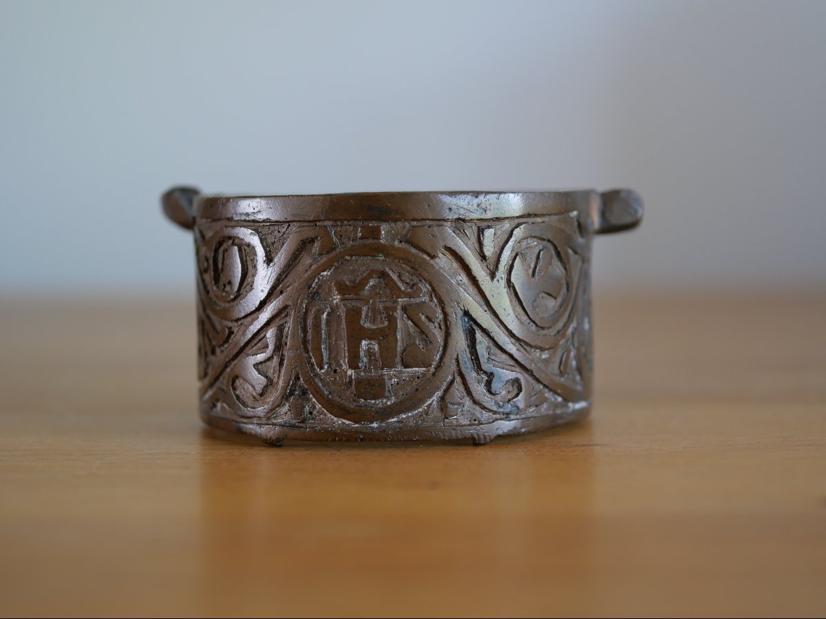 Corps de pyxide médiévale en émaux de Limoges – XIIIe siècle, décor IHS – Expertisé