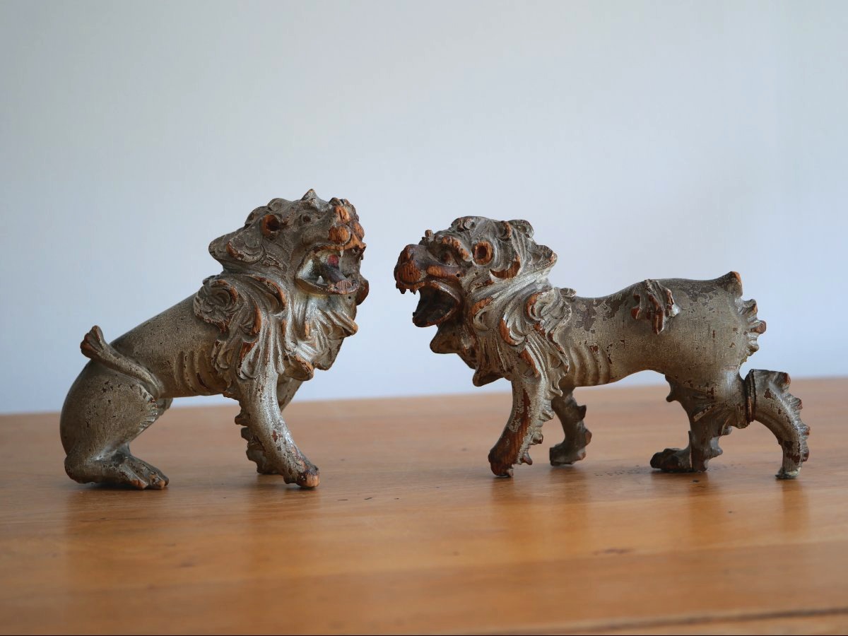 Paire de lions rugissants en bois sculpté – Ateliers italiens, seconde moitié du XVIe siècle 