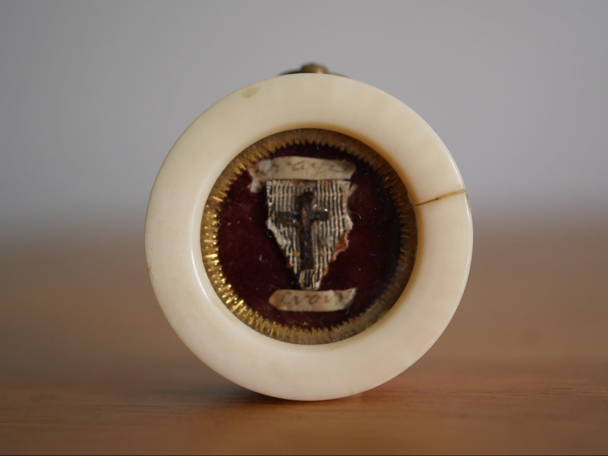 Ivory Reliquary Containing A Relic Of The True Cross Of Christ, 19th Century, With A Bishop's Seal -photo-2