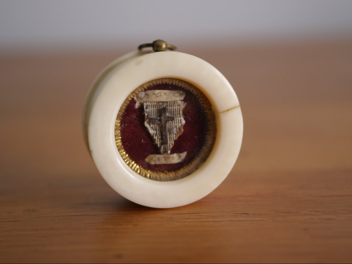 Ivory Reliquary Containing A Relic Of The True Cross Of Christ, 19th Century, With A Bishop's Seal 