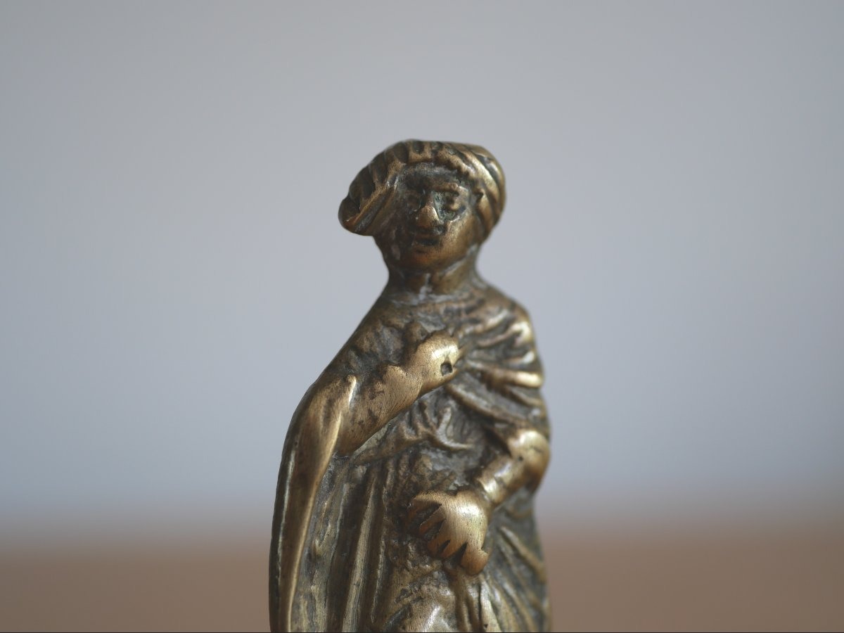 Applique médiévale en bronze représentant un bourgeois en houppelande – Début XVe siècle-photo-2