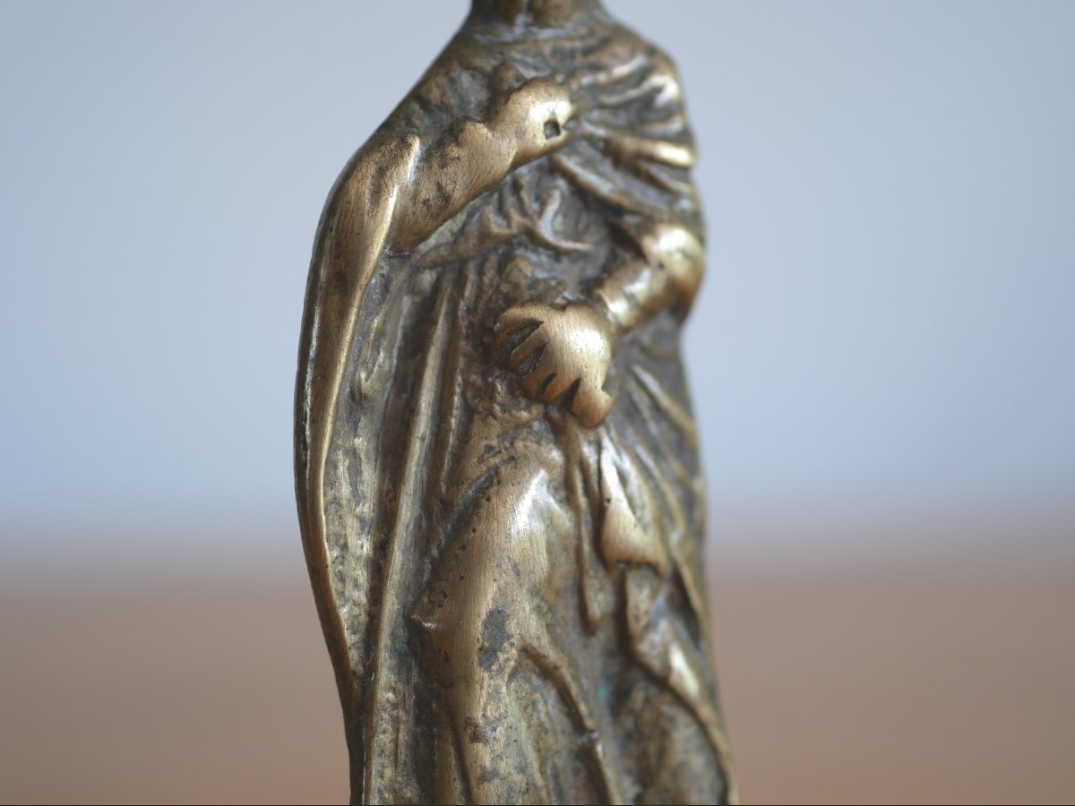 Applique médiévale en bronze représentant un bourgeois en houppelande – Début XVe siècle-photo-3