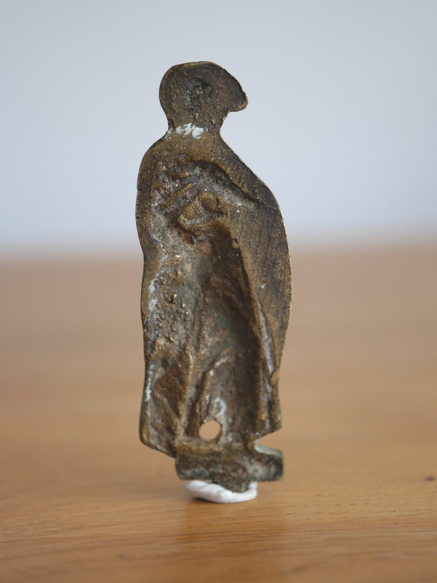 Applique médiévale en bronze représentant un bourgeois en houppelande – Début XVe siècle-photo-1