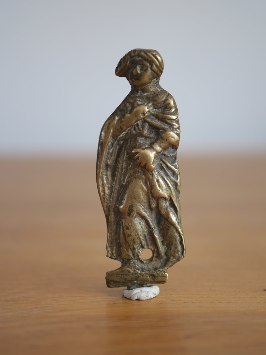 Applique médiévale en bronze représentant un bourgeois en houppelande – Début XVe siècle