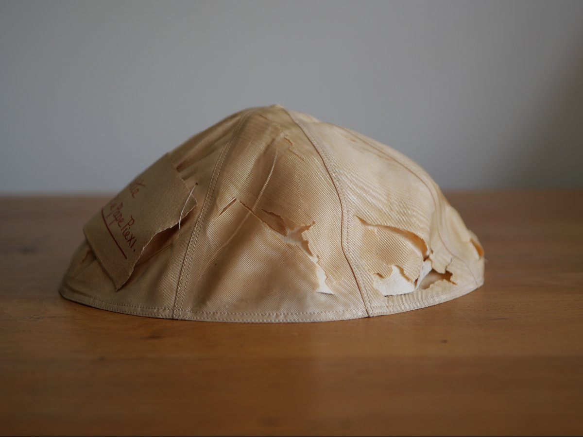 Calotte pontificale en soie du pape Pie XI (1857-1939) – Provenance monastique, Vatican-photo-4