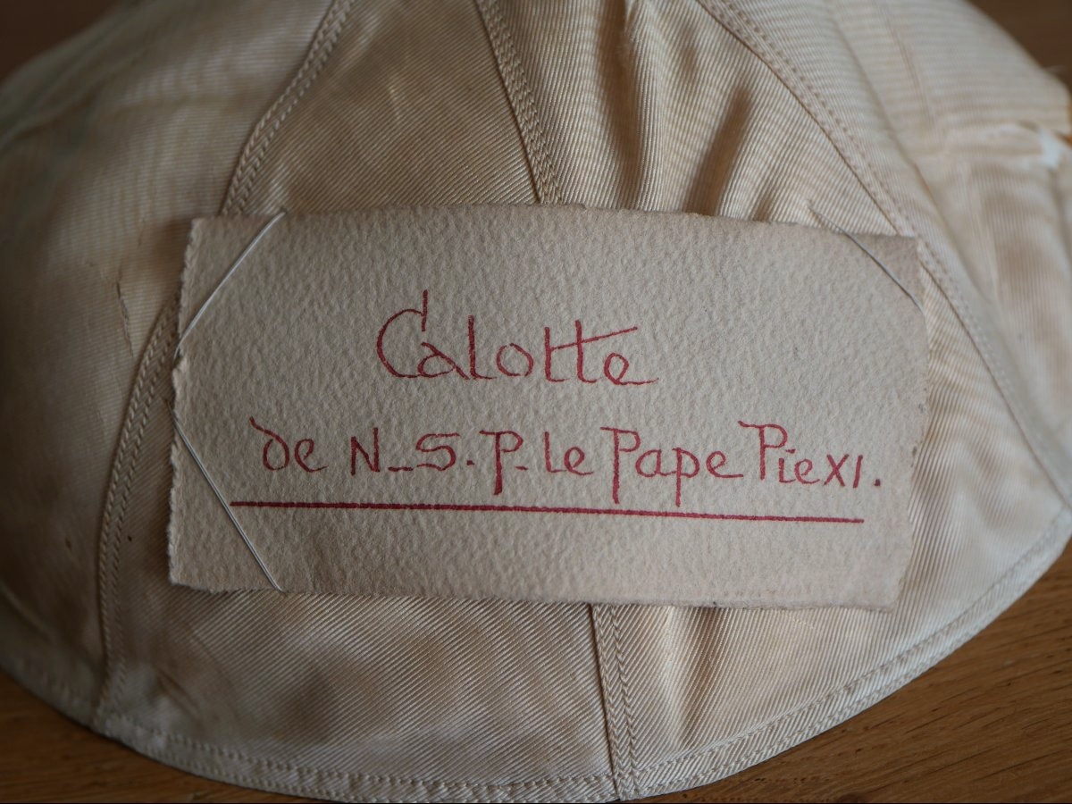 Calotte pontificale en soie du pape Pie XI (1857-1939) – Provenance monastique, Vatican-photo-1
