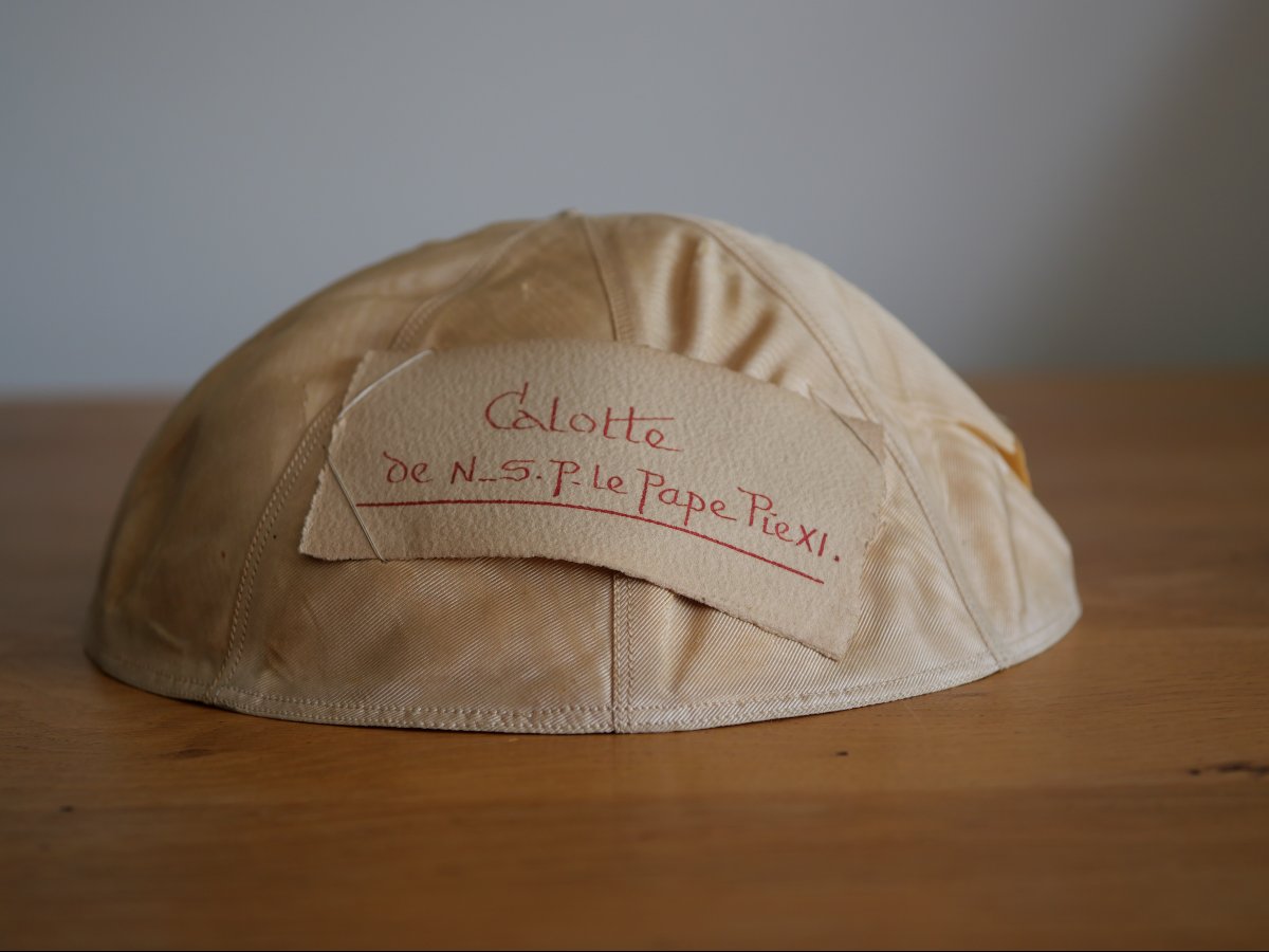 Calotte pontificale en soie du pape Pie XI (1857-1939) – Provenance monastique, Vatican