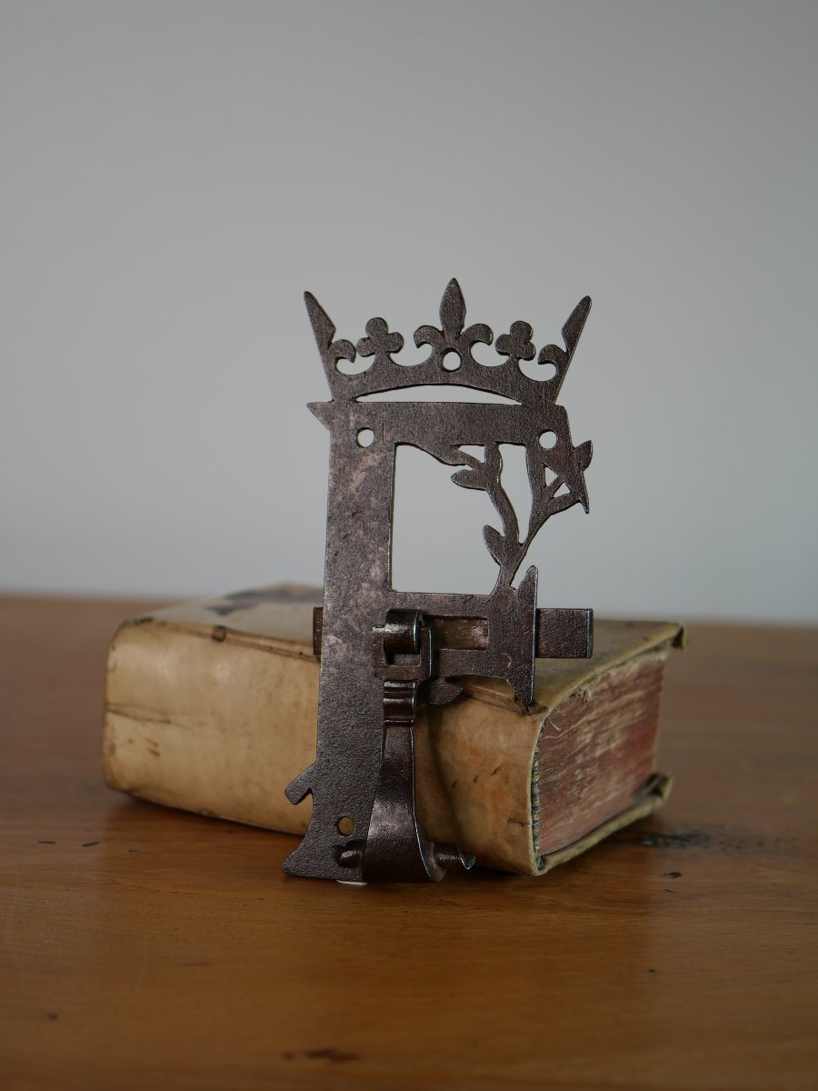Royal Window Latch With A Crowned "f" – Francis I – Château De Chambord – Circa 1500–1515 – 16th Century