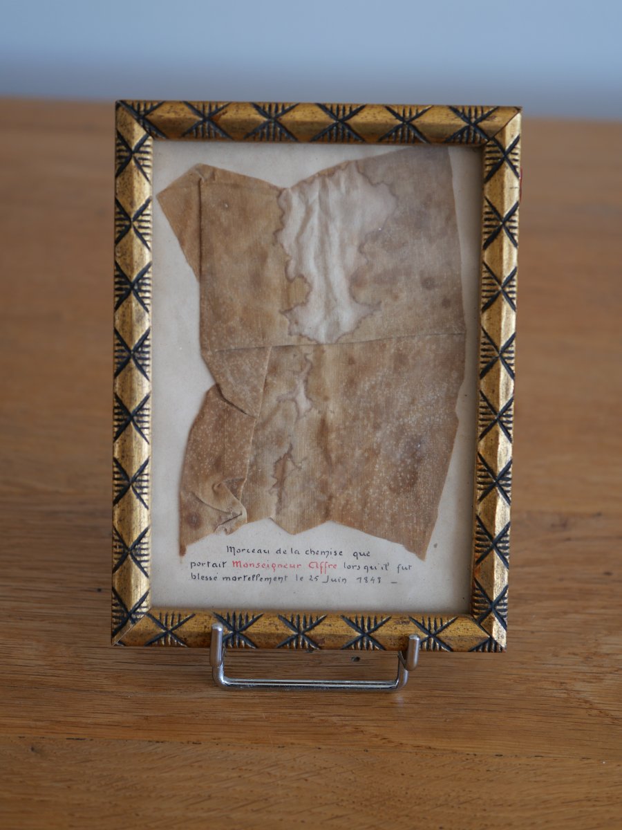 Relique historique de Monseigneur Affre (1793-1848) – Fragment de sa chemise, Souvenir 1848 