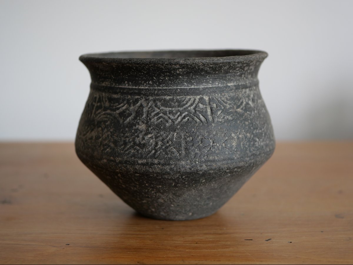 Pot mérovingien en céramique tournée à décor de croix, VIe–VIIe siècle, archéologie-photo-2