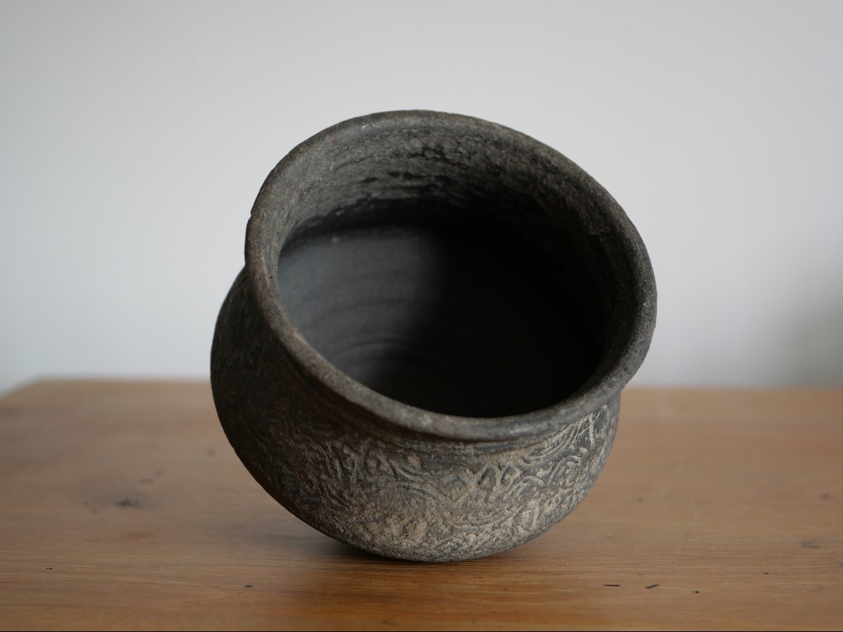 Pot mérovingien en céramique tournée à décor de croix, VIe–VIIe siècle, archéologie-photo-2
