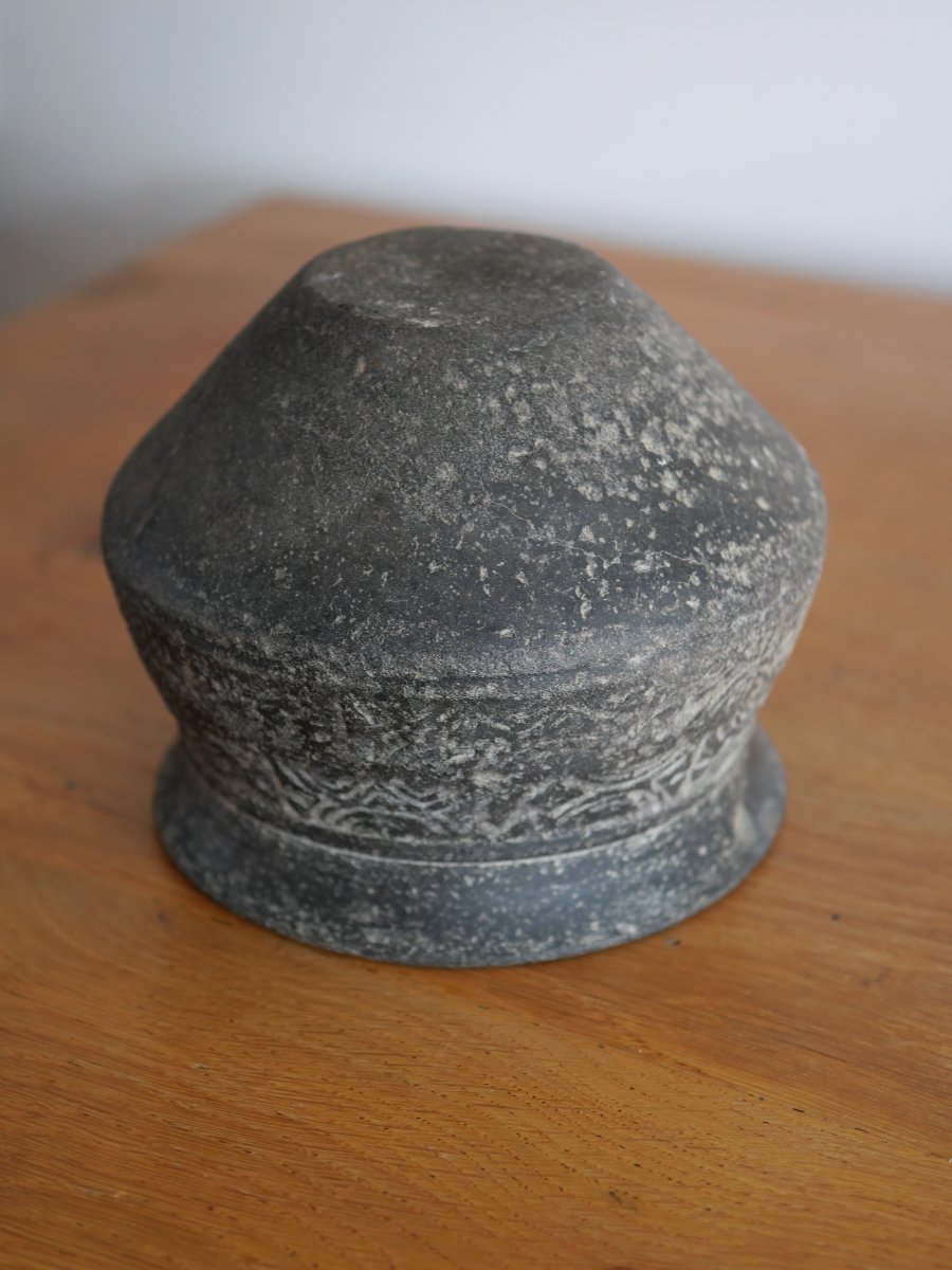 Pot mérovingien en céramique tournée à décor de croix, VIe–VIIe siècle, archéologie-photo-4