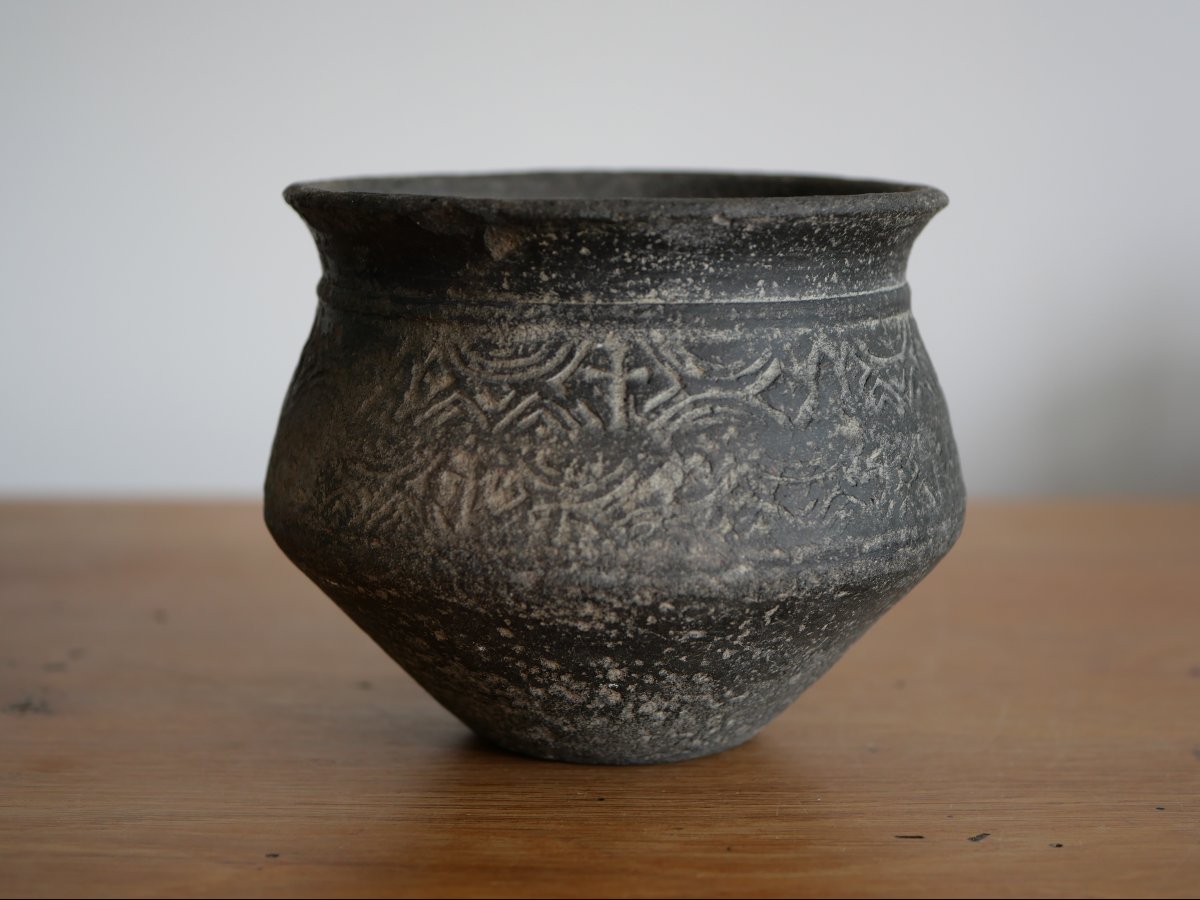 Pot mérovingien en céramique tournée à décor de croix, VIe–VIIe siècle, archéologie