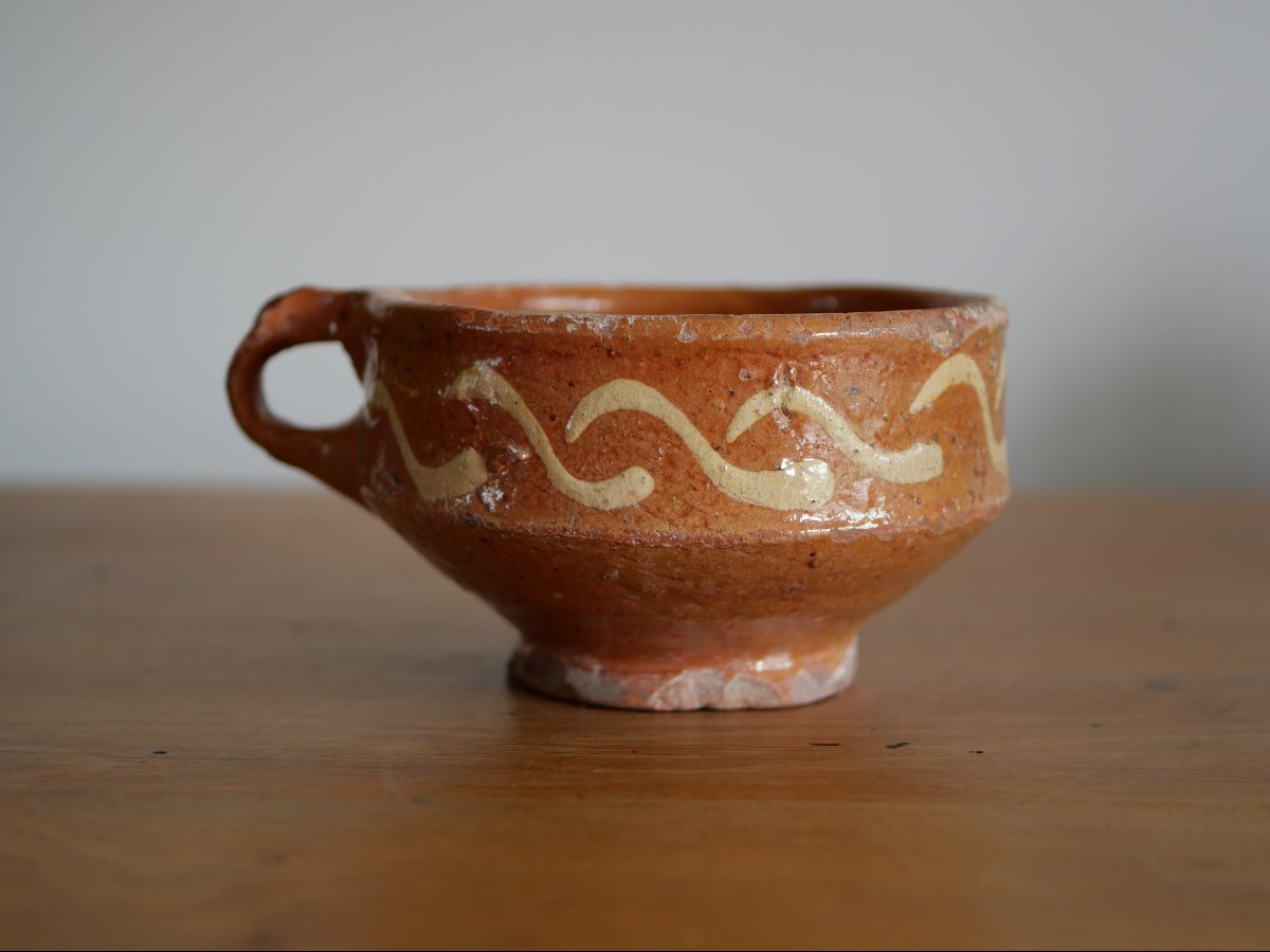 Tasse en céramique hollandaise à décor de vagues, milieu XVIIe siècle, Flandres, Haute époque