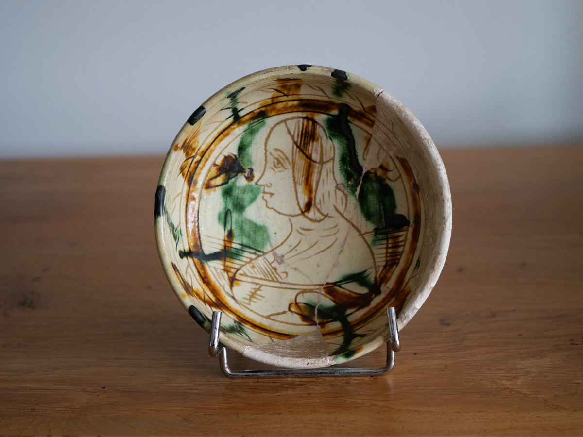 Italian Majolica Bowl With Sgraffito Decoration – Ferrara, Emilia-romagna, Late 15th–early 16th Century 