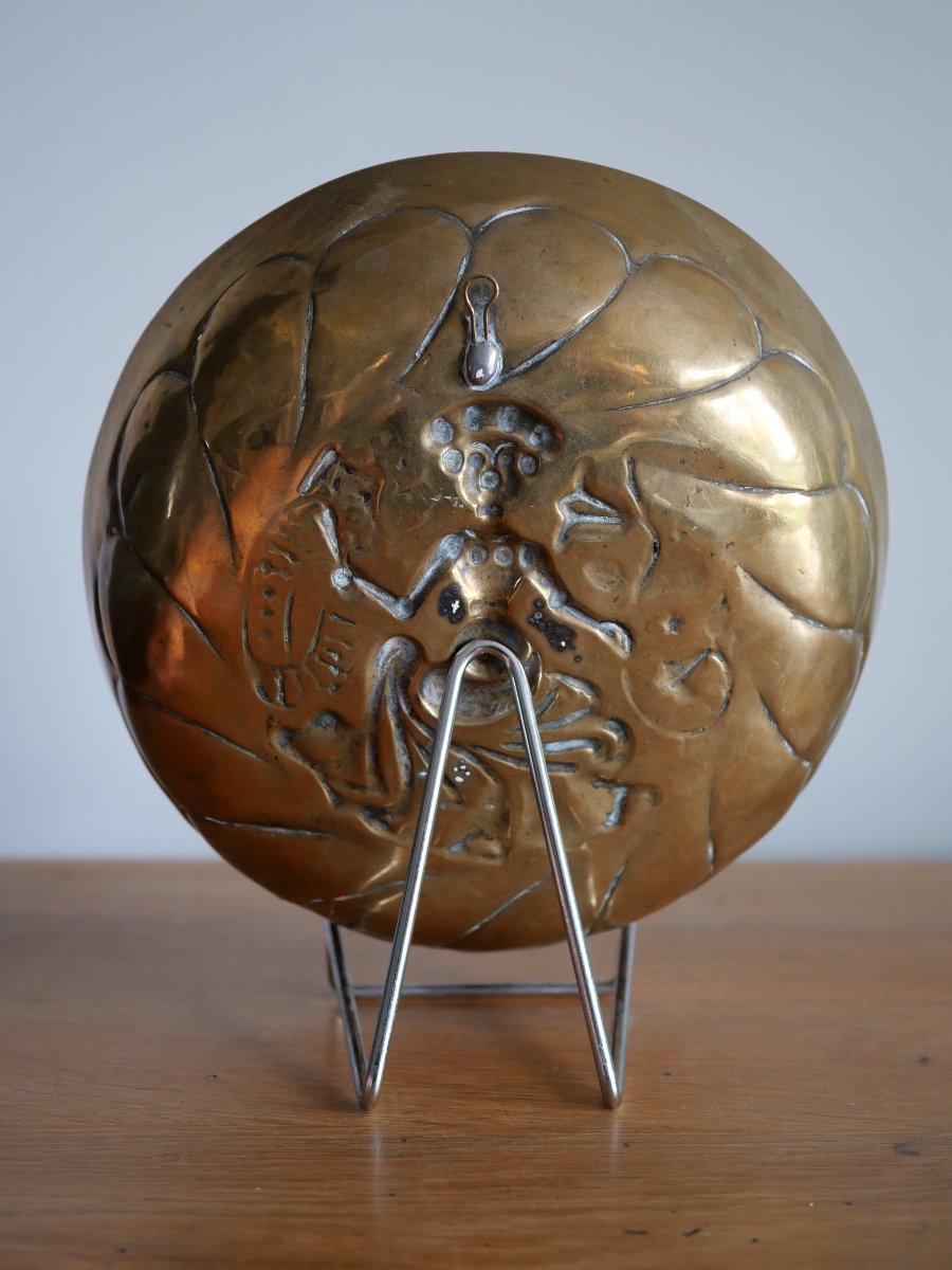 Petit bassin en laiton repoussé – Vierge enceinte – Nuremberg, seconde moitié du XVe siècle -photo-4