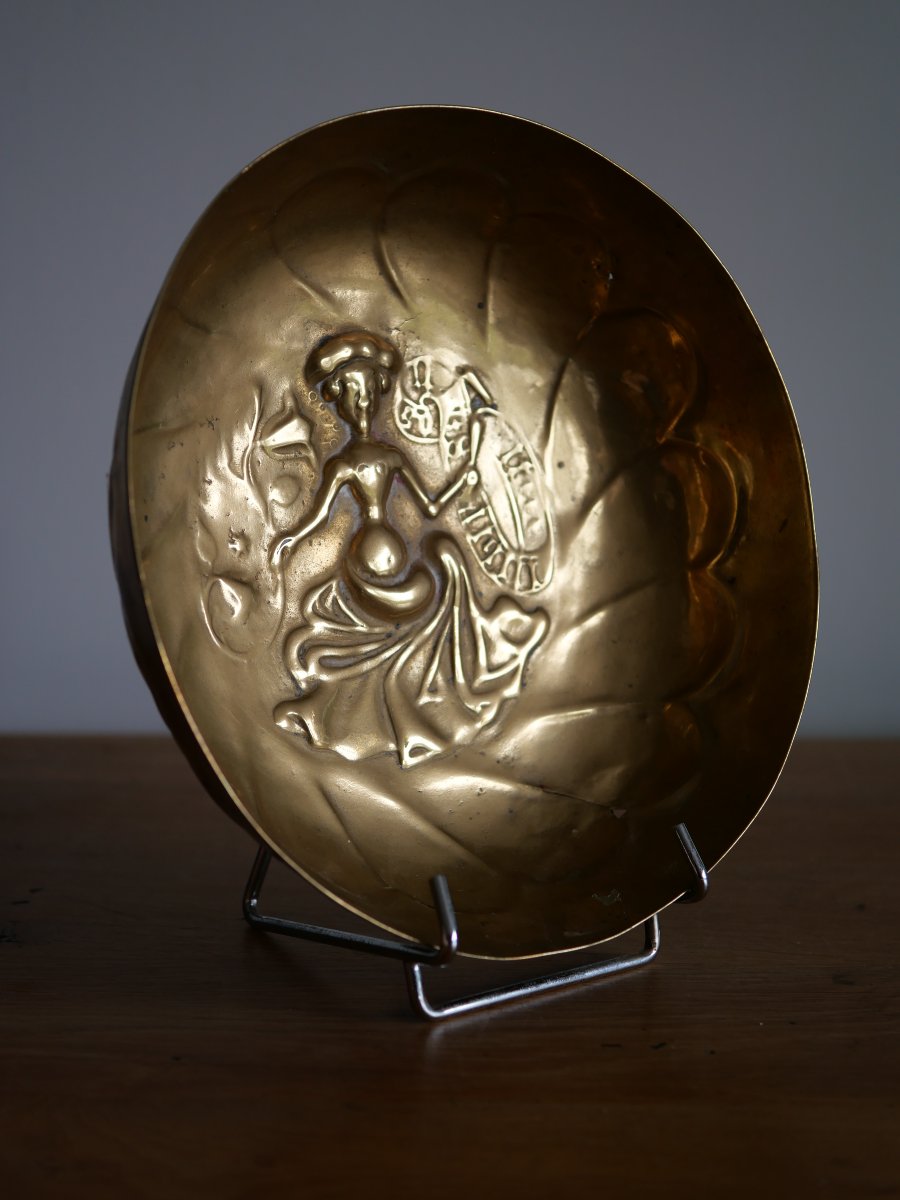 Petit bassin en laiton repoussé – Vierge enceinte – Nuremberg, seconde moitié du XVe siècle -photo-2