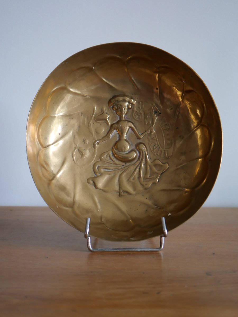 Petit bassin en laiton repoussé – Vierge enceinte – Nuremberg, seconde moitié du XVe siècle -photo-3