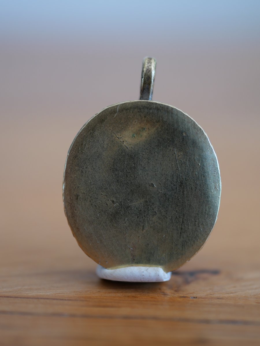 Small Oval Brass Reliquary Containing A Relic To Be Identified, 19th Century-photo-2