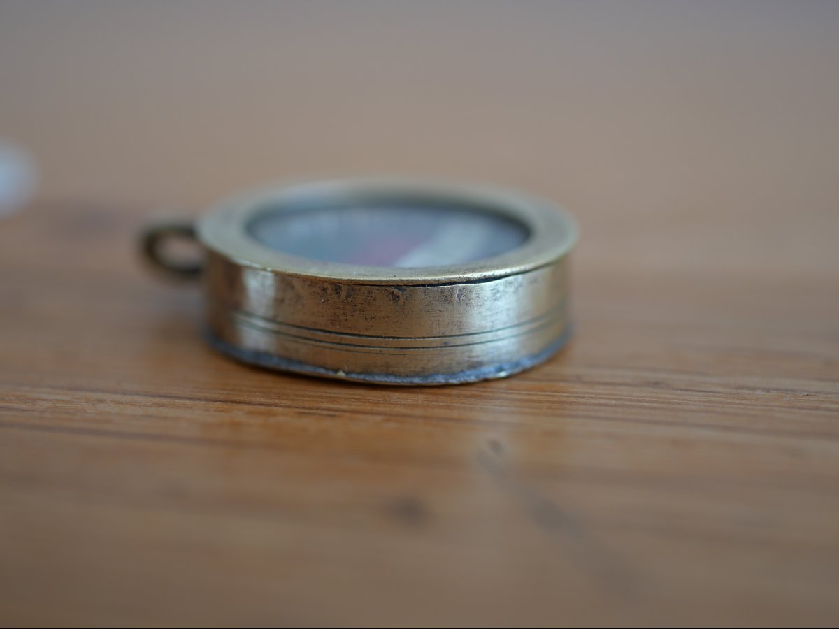 Small Oval Brass Reliquary Containing A Relic To Be Identified, 19th Century-photo-3