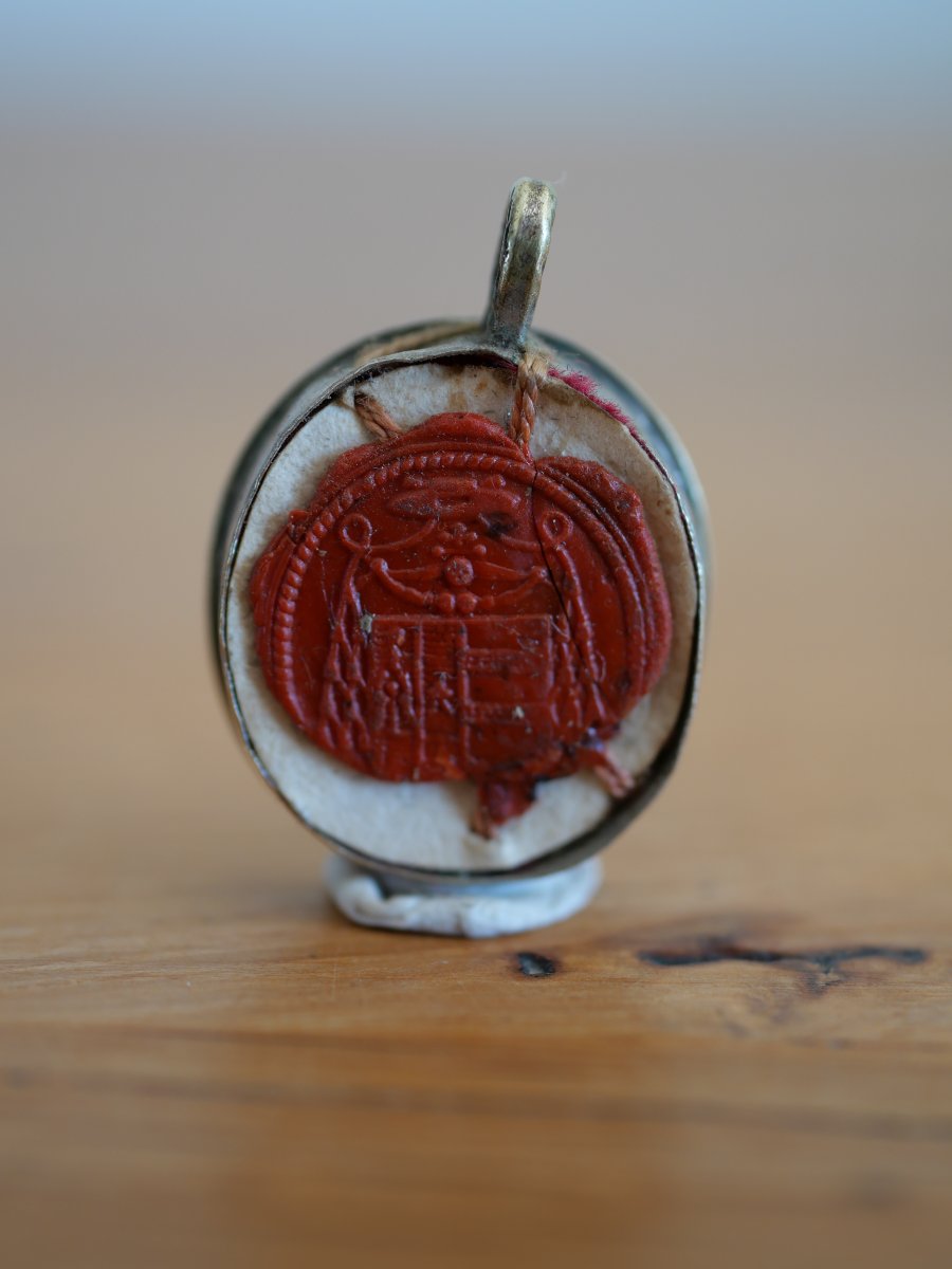 Small Oval Brass Reliquary Containing A Relic To Be Identified, 19th Century-photo-4