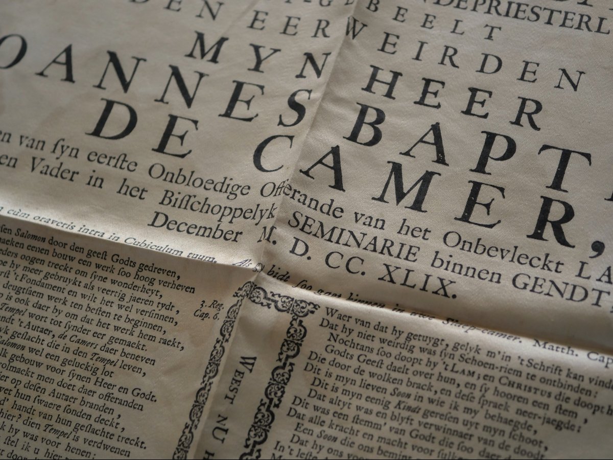 Placard de première messe sur soie, Gand 1749 – Joannes Baptista de Camer – Imprimeur Jan Meyer