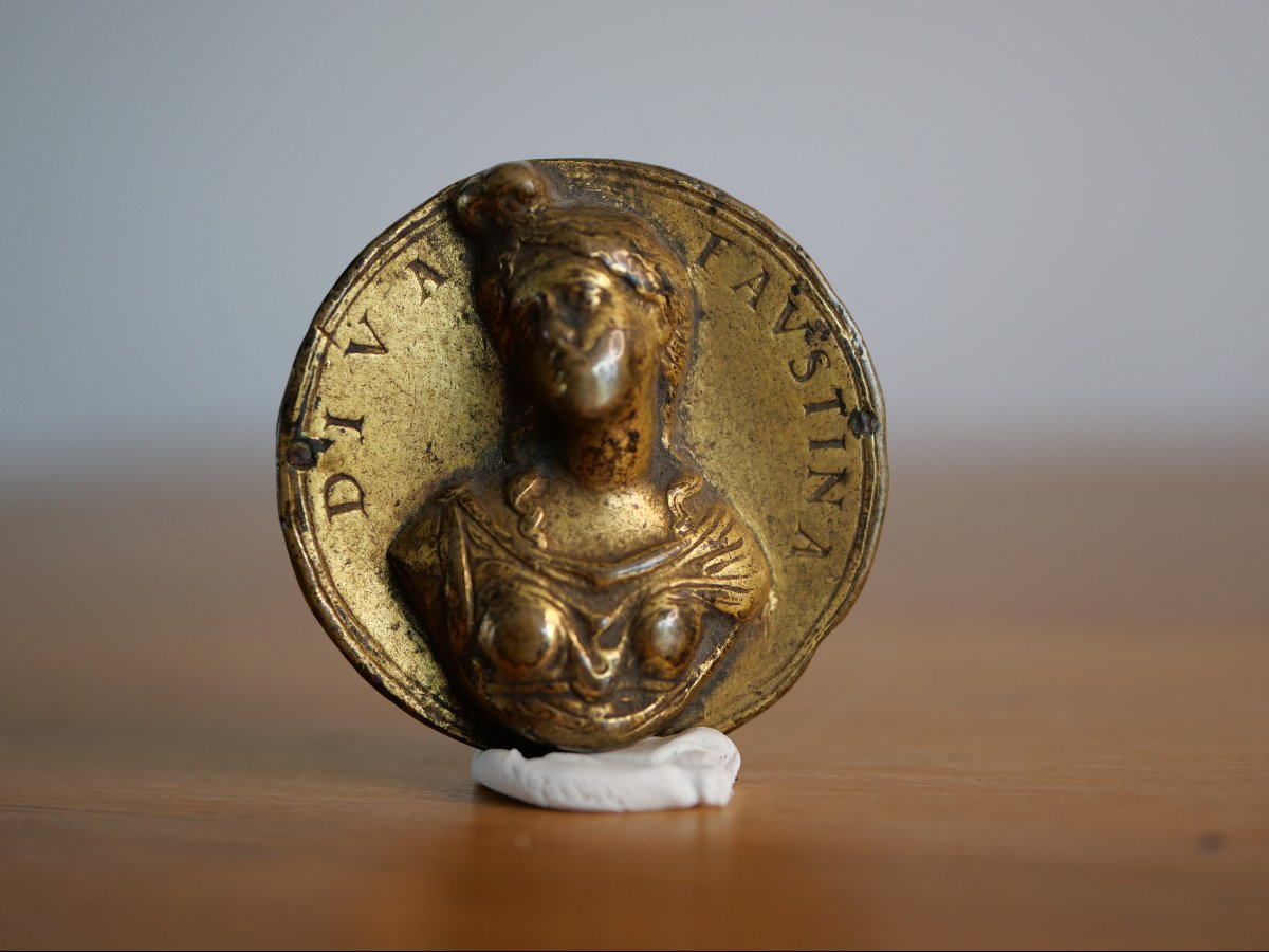 Médaille Italienne Renaissance en bronze doré – Diva Faustina – Moderno, vers 1490 Haute époque