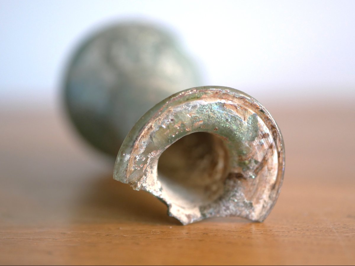 Roman Balsam Bottle Made Of Iridescent Green Glass – 1st–2nd Century A.d. Archaeology, Glassware-photo-1