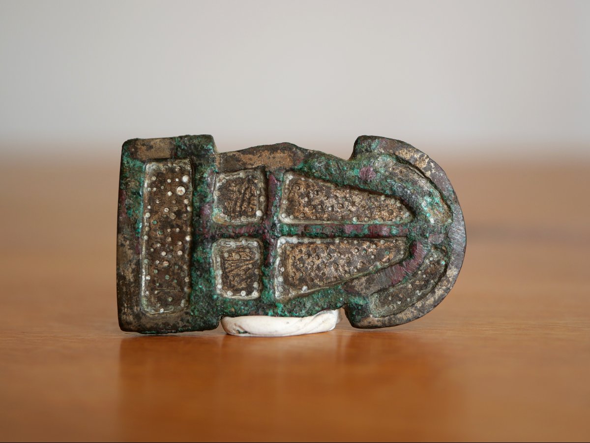 Contre-plaque de ceinture mérovingienne en bronze à décor cloisonné – VIe-VIIe siècle Médiéval