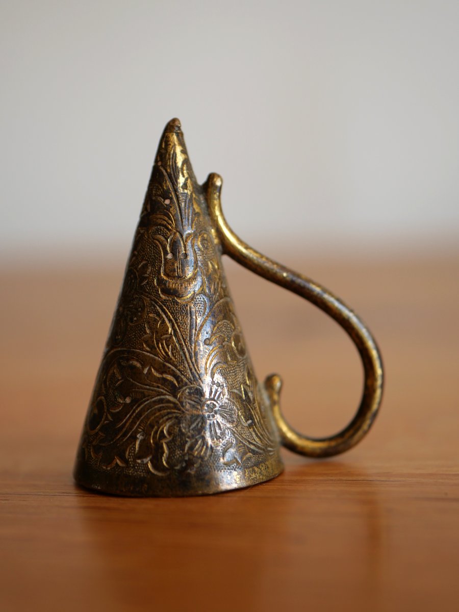 Éteignoir à bougie en bronze doré ciselé, fin du XVIIe siècle. Grand siècle Louis XIV
