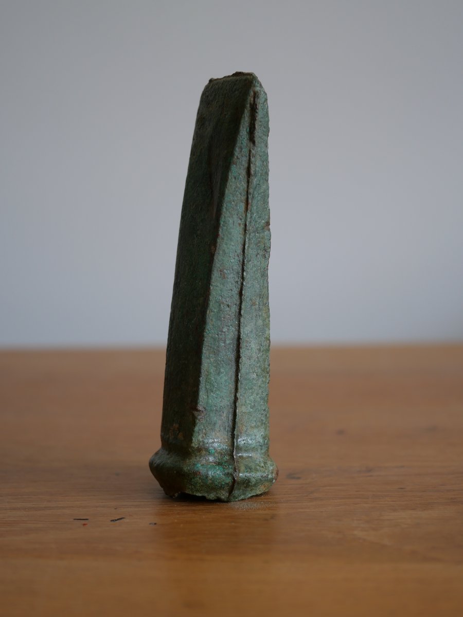Hache à douille à anneau latéral – Âge du Bronze final, vers 1300–800 av. J.-C. Protohistoire-photo-2