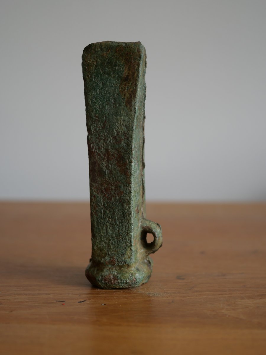 Hache à douille à anneau latéral – Âge du Bronze final, vers 1300–800 av. J.-C. Protohistoire-photo-3