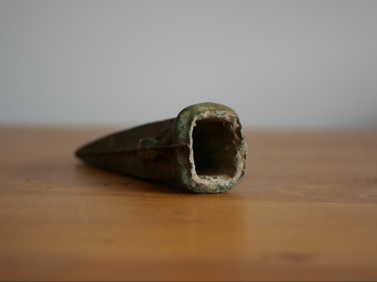 Hache à douille à anneau latéral – Âge du Bronze final, vers 1300–800 av. J.-C. Protohistoire-photo-4