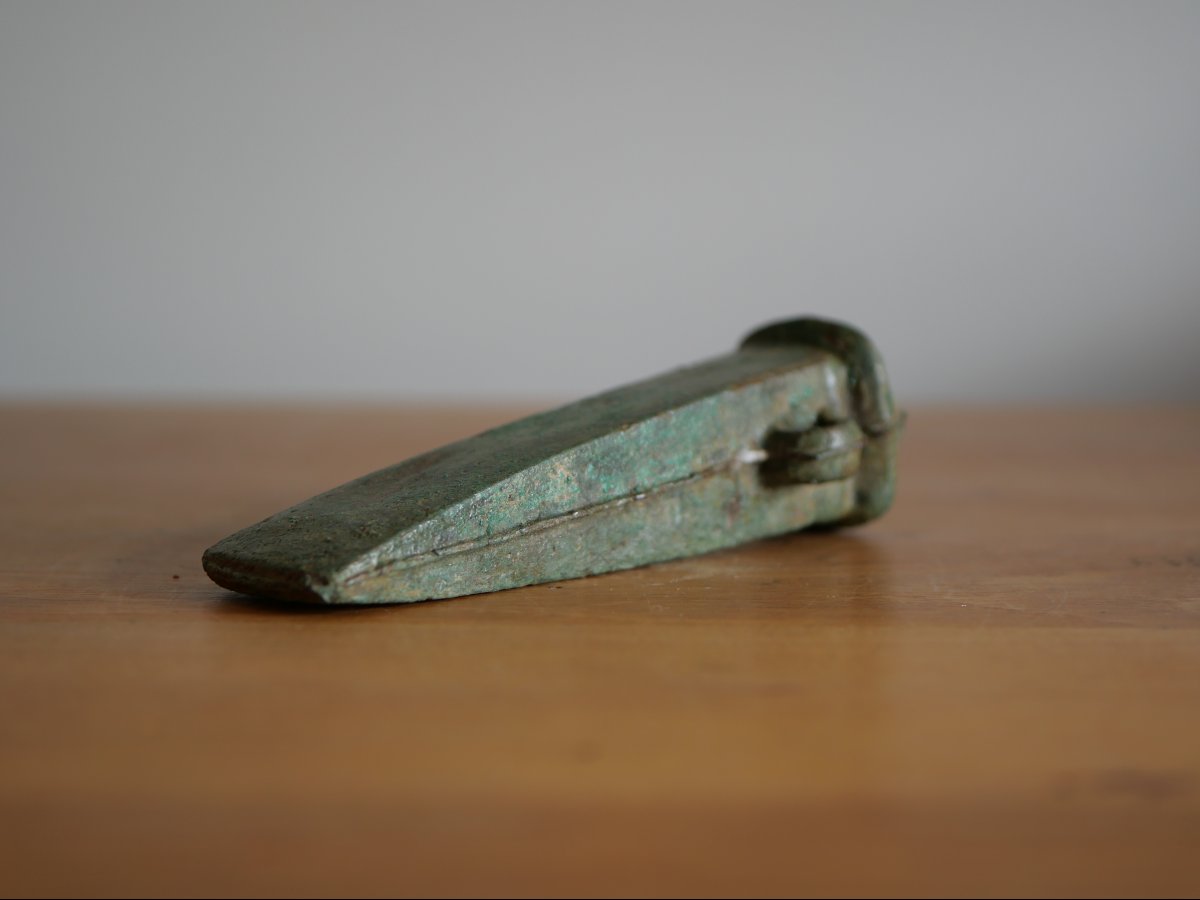 Hache à douille à anneau latéral – Âge du Bronze final, vers 1300–800 av. J.-C. Protohistoire-photo-1