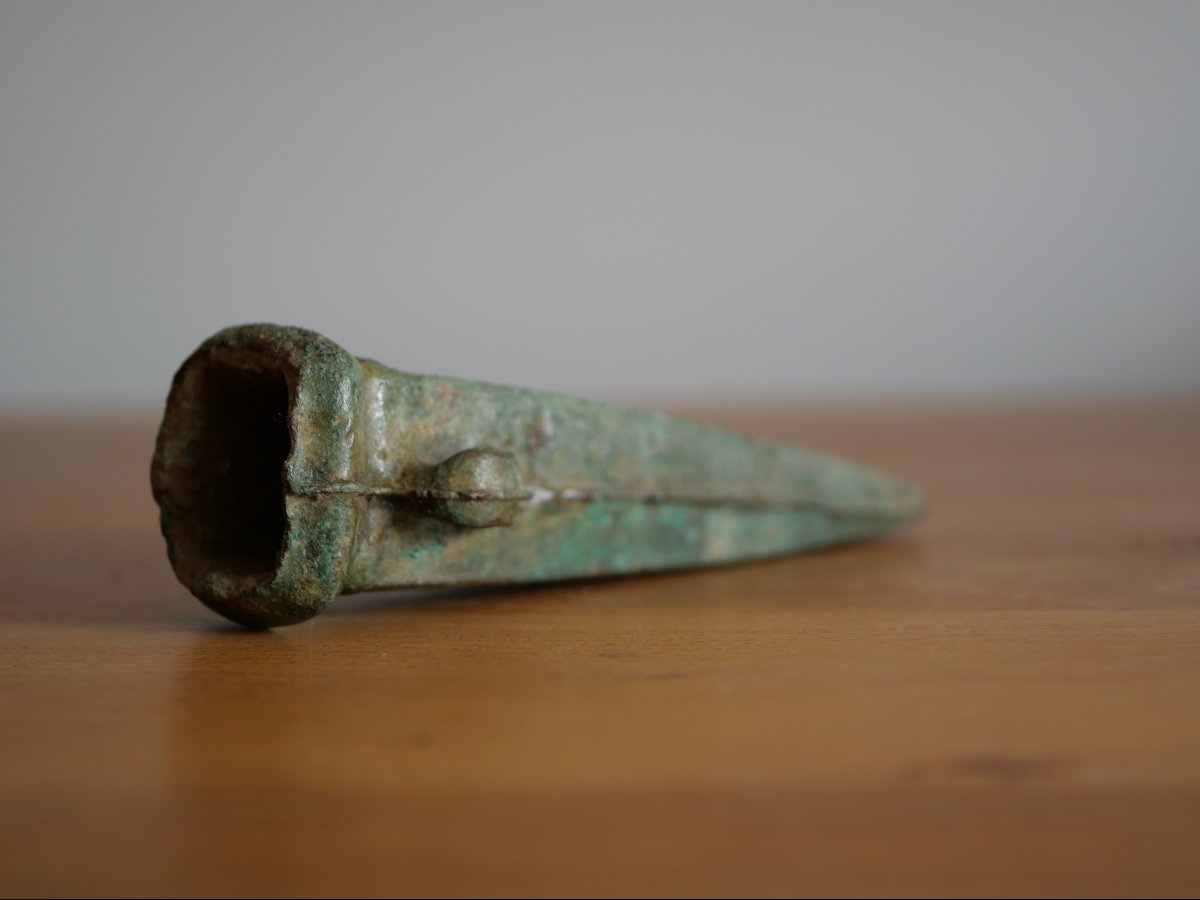 Hache à douille à anneau latéral – Âge du Bronze final, vers 1300–800 av. J.-C. Protohistoire-photo-2