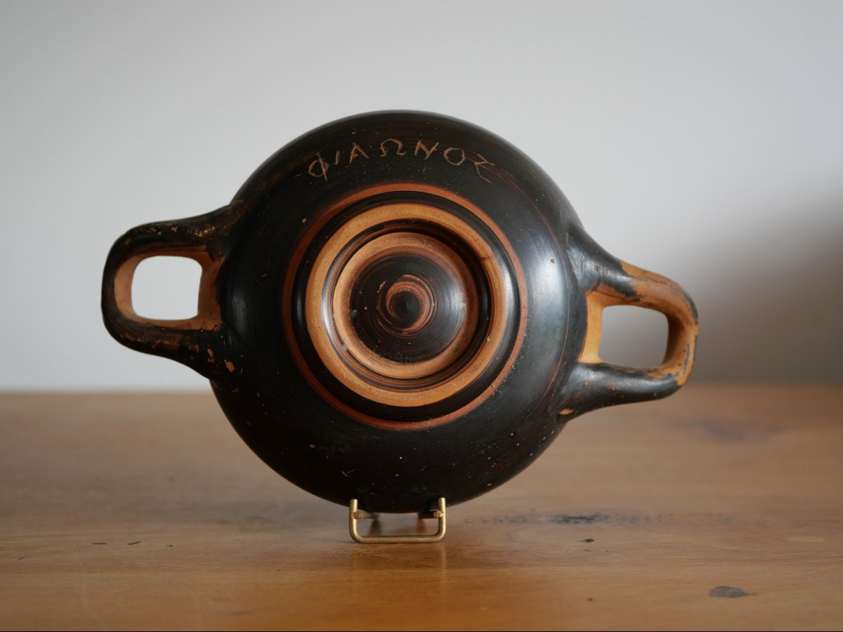 Kylix attique avec inscription grecque gravée ΦΙΛΩΝΟΣ , Ve–IVe siècle av. J.-C. Archéologie