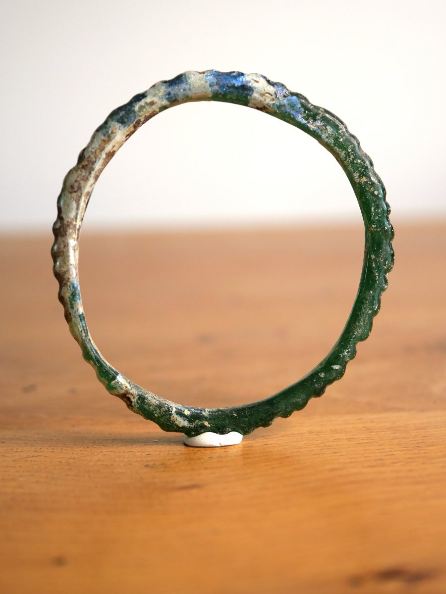 Bracelet romain en verre vert irisé – IVe siècle après J.-C. Archéologie, verrerie, antiquité -photo-2