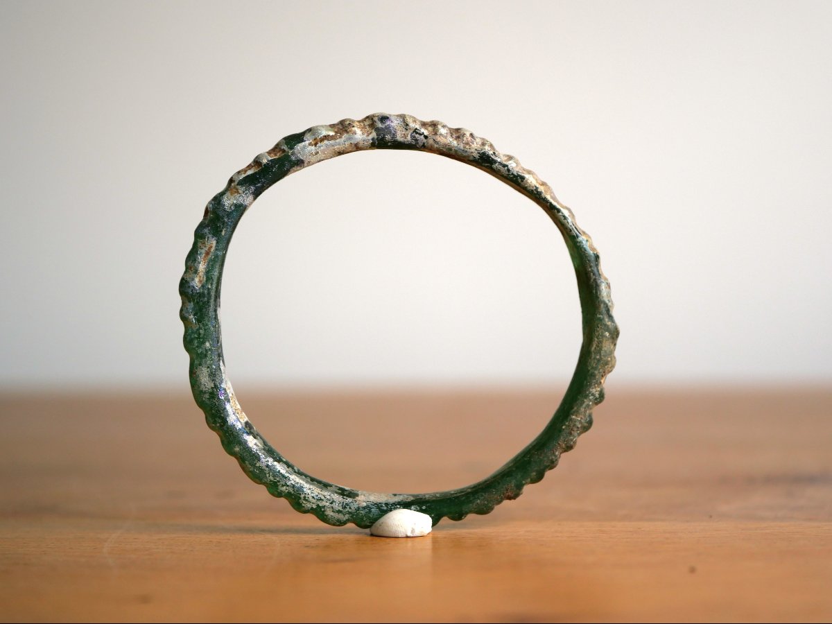 Bracelet romain en verre vert irisé – IVe siècle après J.-C. Archéologie, verrerie, antiquité 