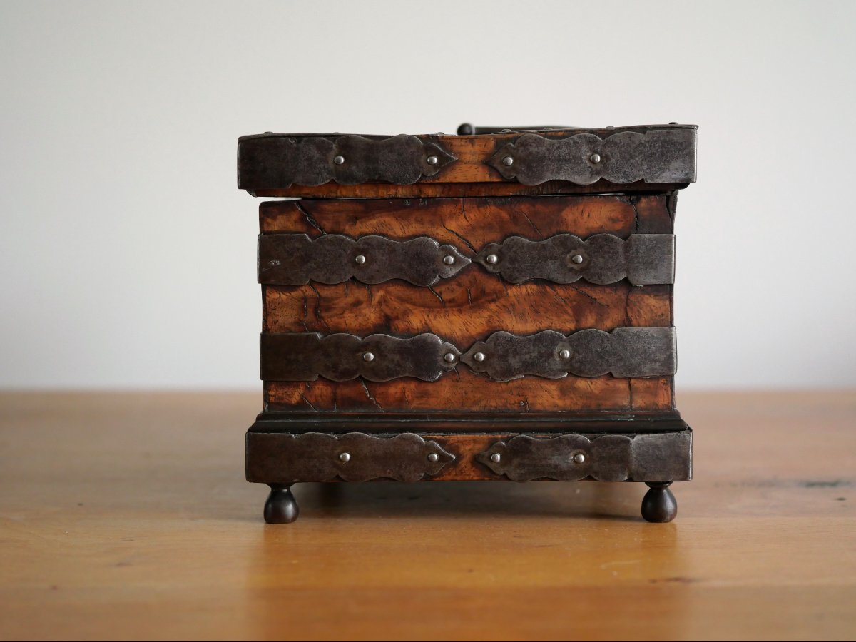Coffret en noyer et fer forgé d’époque Louis XIV – XVIIe siècle, Haute époque -photo-3