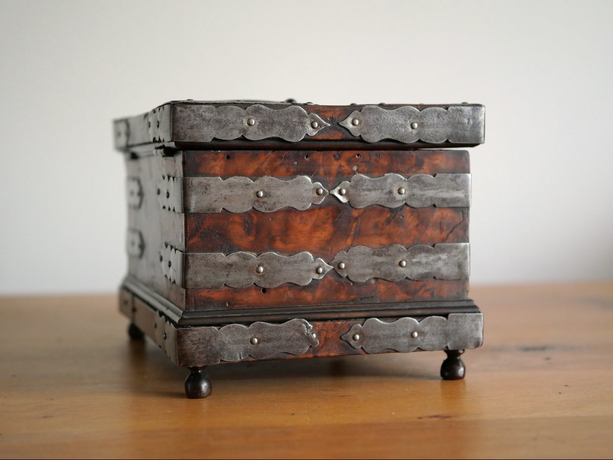 Coffret en noyer et fer forgé d’époque Louis XIV – XVIIe siècle, Haute époque -photo-1