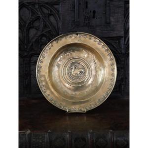 Medieval Offering Dish Known As The "nuremberg Dish" With A Seated Stag – 15th Century 
