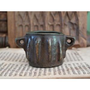 Mortier médiéval espagnol en bronze à ailettes – XIIIe-XIVe siècle, héritage d’Al-Andalus